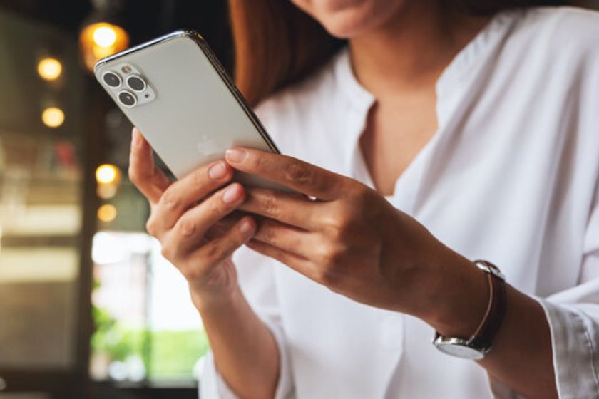 女性がスマートフォンを見ている手元