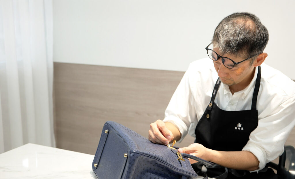 修理職人がバッグを修理している様子