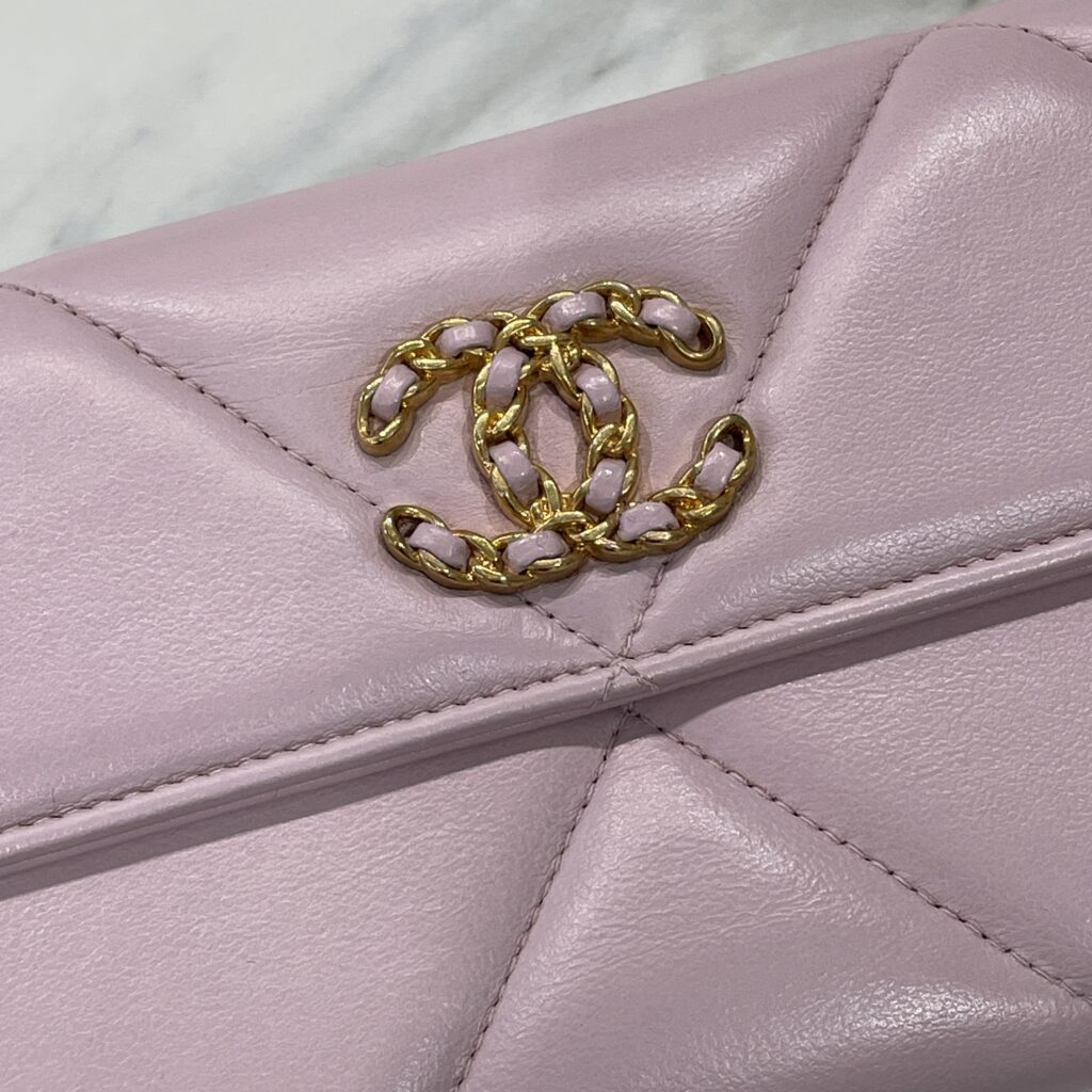 色褪せ・黒ずみをリセット｜シャネル 長財布の修理とメンテナンス🎀