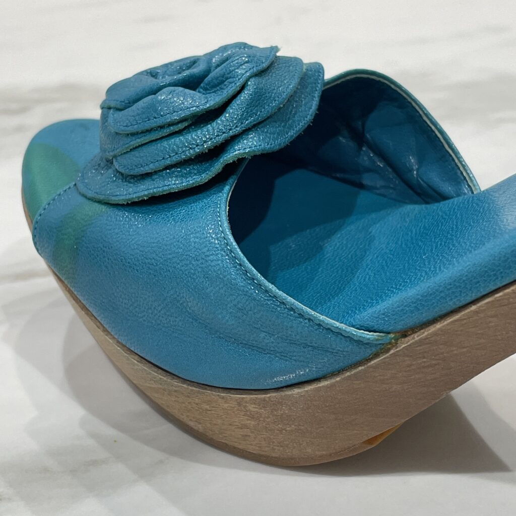 発色の難しいターコイズを補色｜YSLミュールサンダルの色補修👠