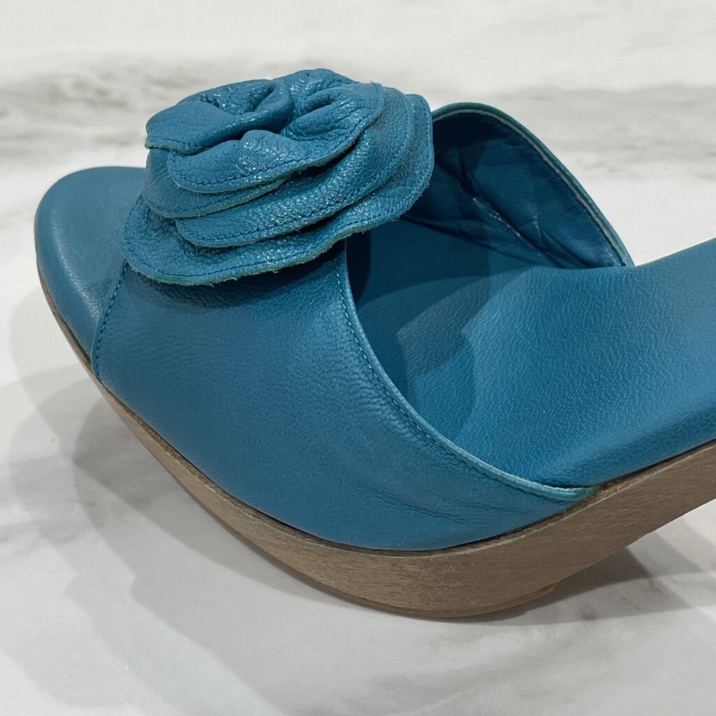 発色の難しいターコイズを補色｜YSLミュールサンダルの色補修👠