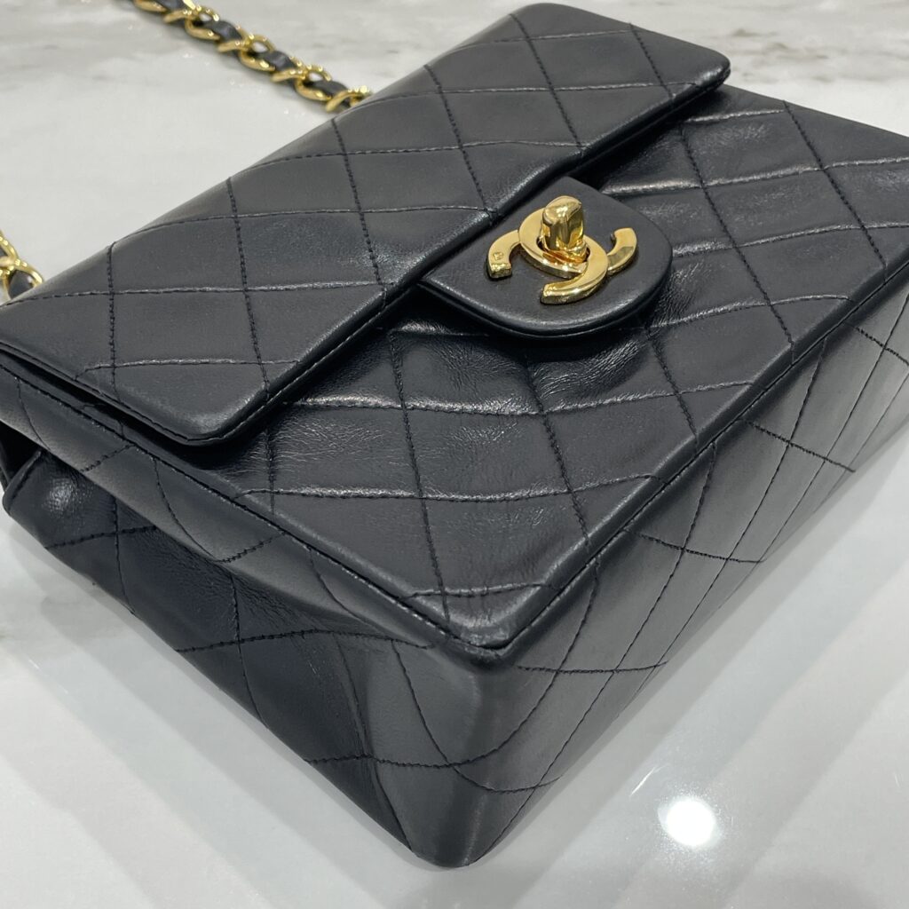 シャネルの《マトラッセ》のリペア🖤 ブラックレザーの艶と深みを取り戻しました！