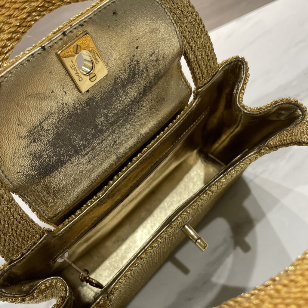シャネル ゴールドバッグ｜メタリックレザーの摩耗とカビ跡を専門補修で再生✨