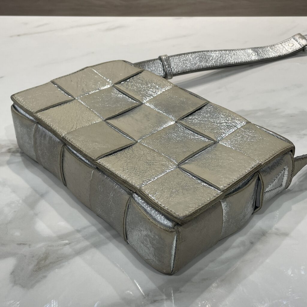 メタリックレザーの色褪せを復活！ボッテガヴェネタの《カセット》シルバーを綺麗に補色✨