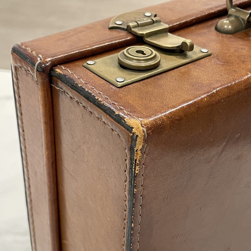 時を重ねた上質レザーを丁寧に補修。歴史を感じる一品を再び美しく✨