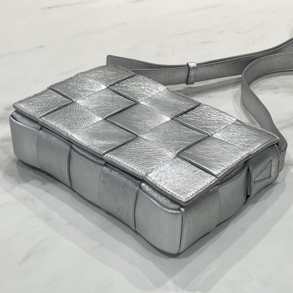 メタリックレザーの色褪せを復活！ボッテガヴェネタの《カセット》シルバーを綺麗に補色✨