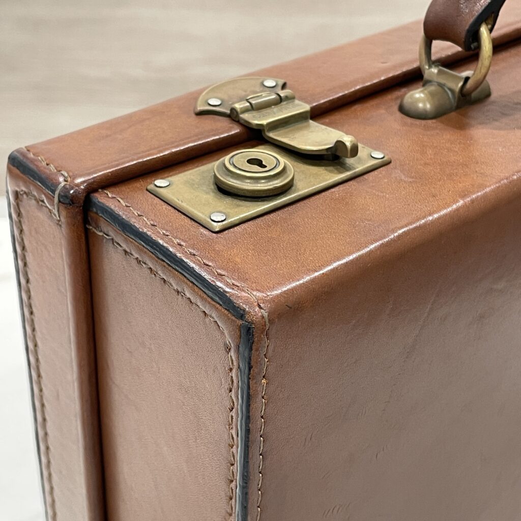 時を重ねた上質レザーを丁寧に補修。歴史を感じる一品を再び美しく✨