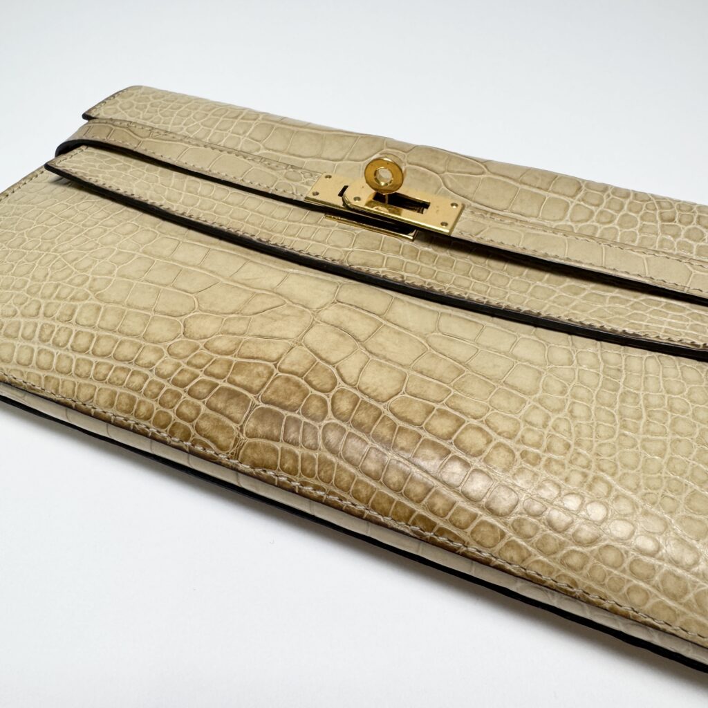 エルメス ケリーウォレット クロコダイル ヴァニラ　手汗の変色