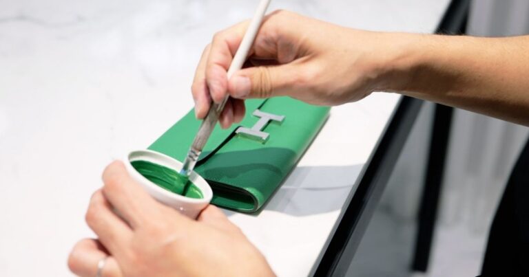 エルメスの財布に色のを塗っている