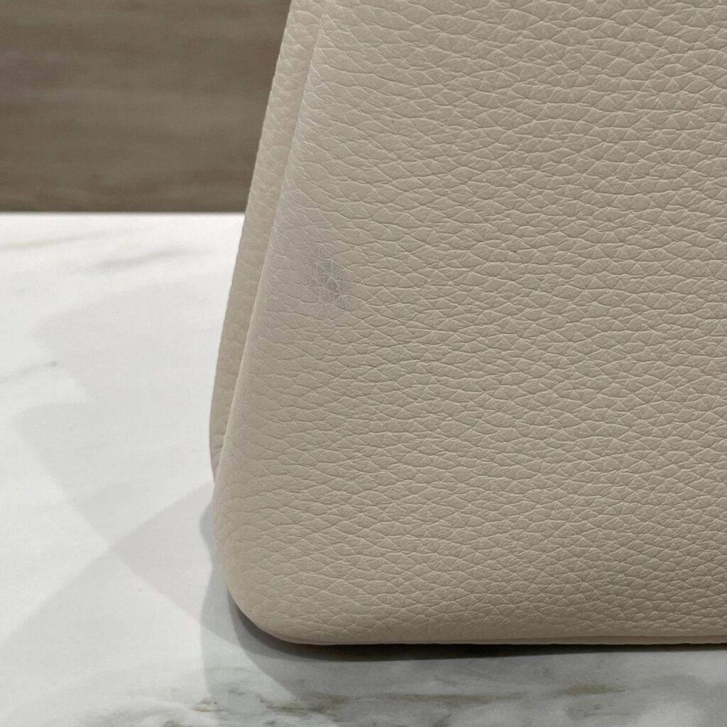 ルイ・ヴィトン 白いハンドバッグ
黒ずみ