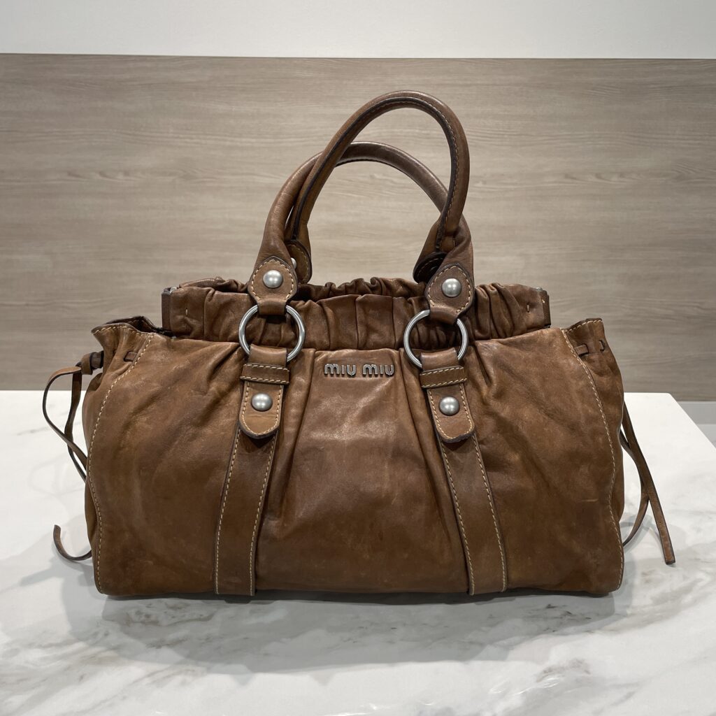 ミュウミュウ ヴィッテロルクスの色補修｜擦れ・退色を整え深みのあるブラウンへ🕊