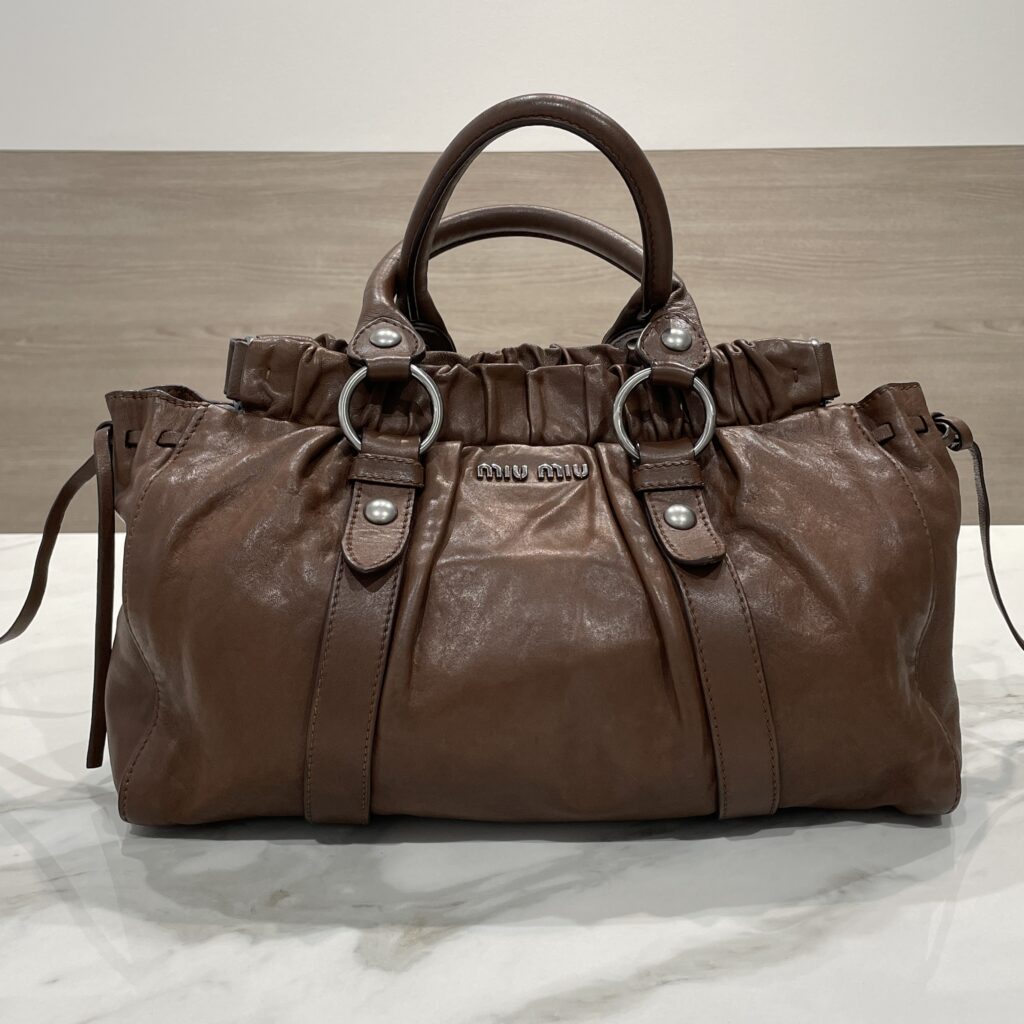 ミュウミュウ ヴィッテロルクスの色補修｜擦れ・退色を整え深みのあるブラウンへ🕊