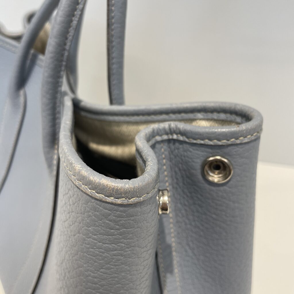 淡いブルーグレーを美しく再現|エルメス ガーデンパーティの色補修事例