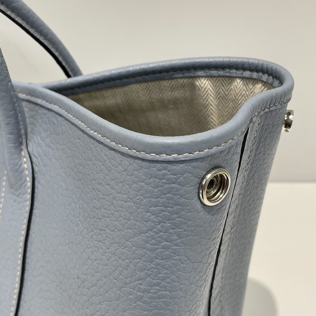 淡いブルーグレーを美しく再現|エルメス ガーデンパーティの色補修事例