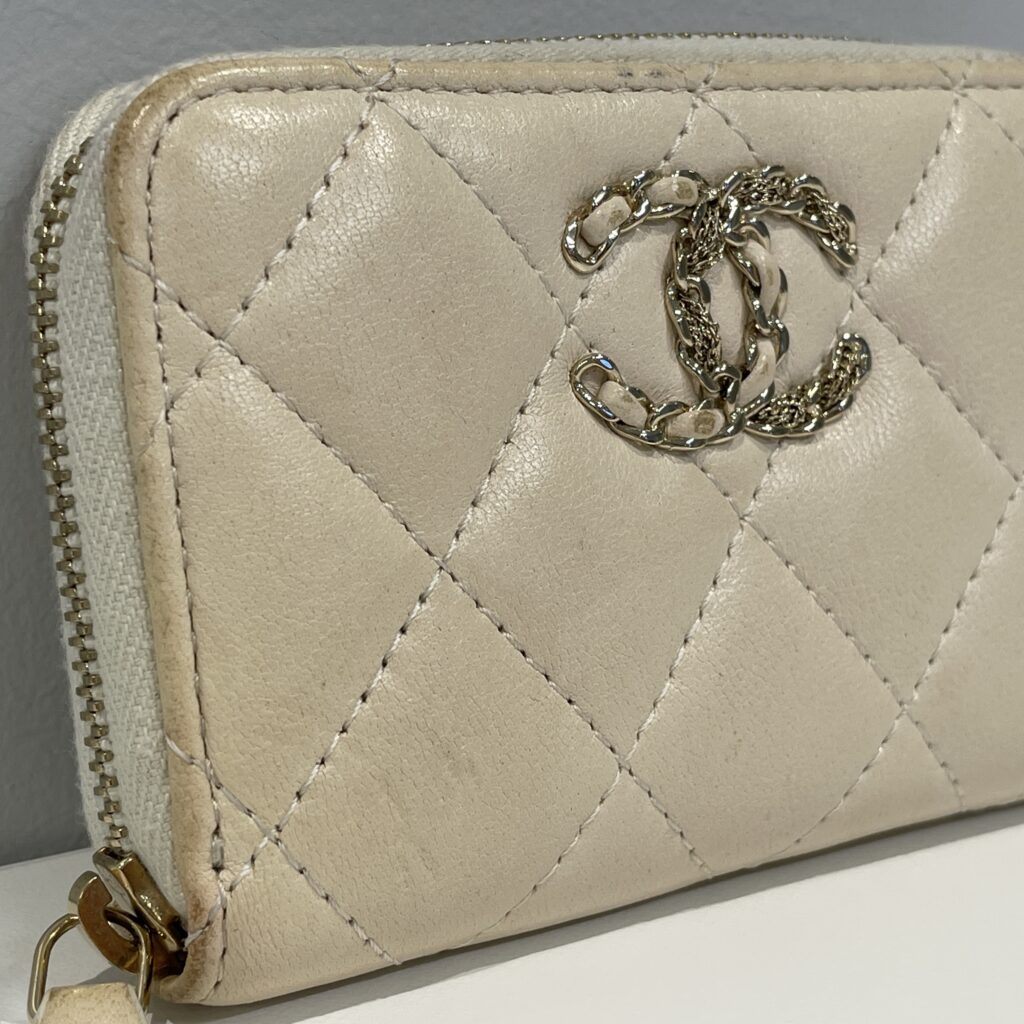 シャネル マトラッセ コインケース補修|色あせたオフホワイトを自然に補色