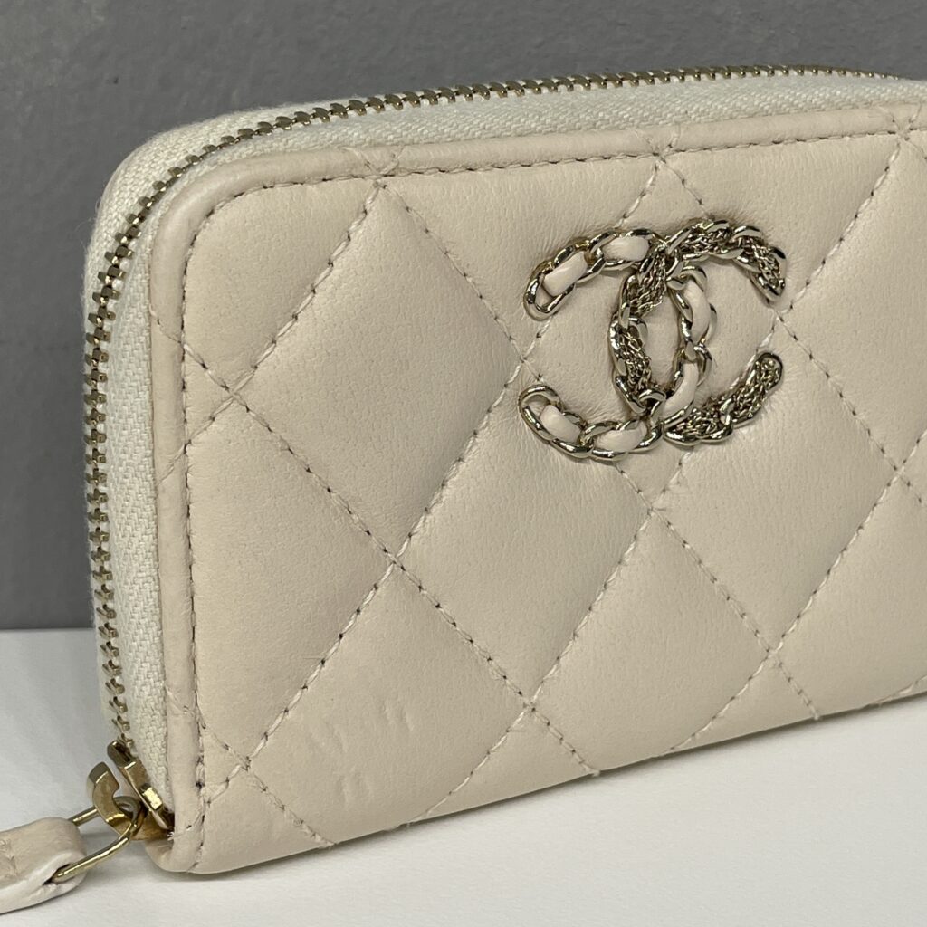 シャネル マトラッセ コインケース補修|色あせたオフホワイトを自然に補色