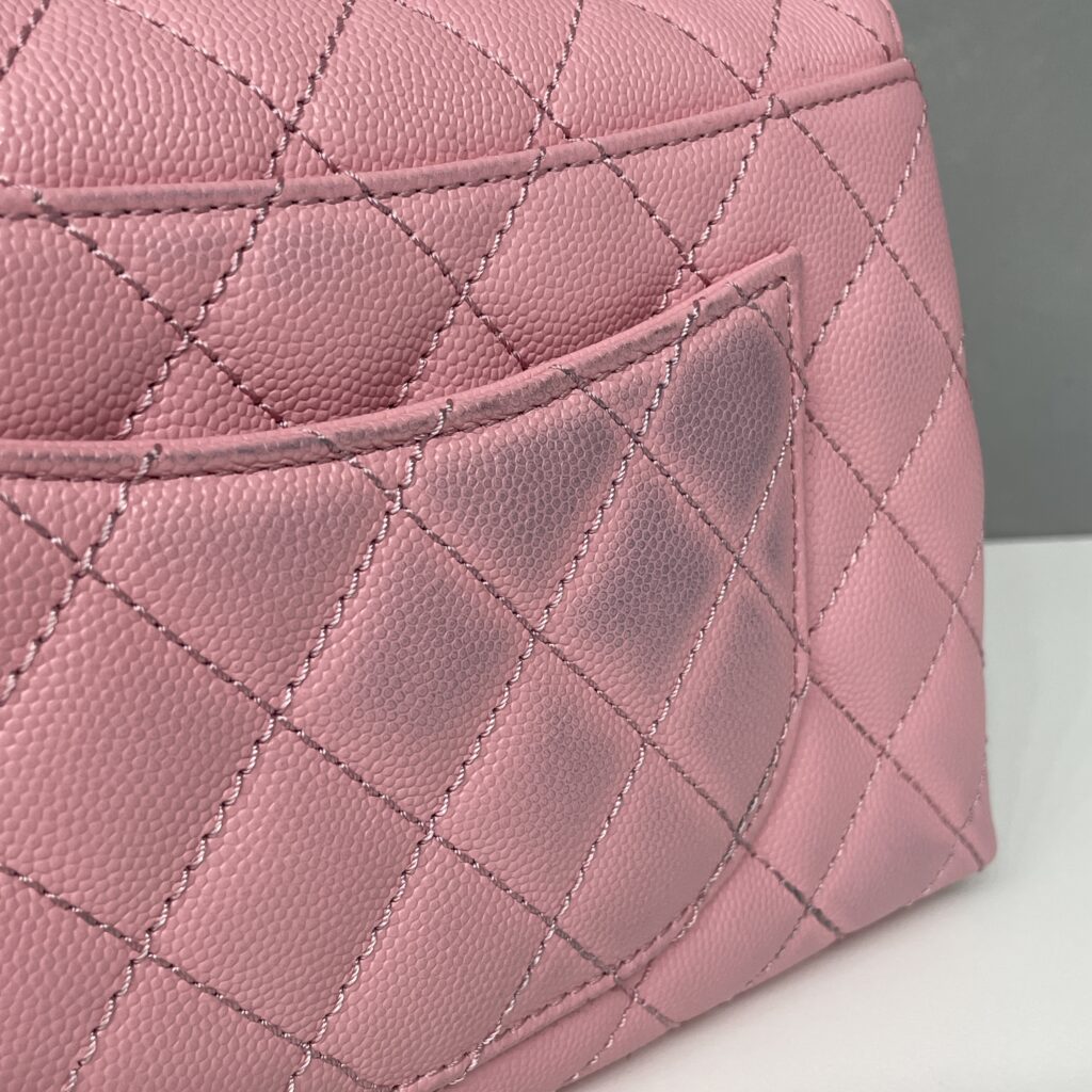 シャネル キャビアスキンバッグの色移り補修🎀 背面の黒ずみを自然にリフレッシュ