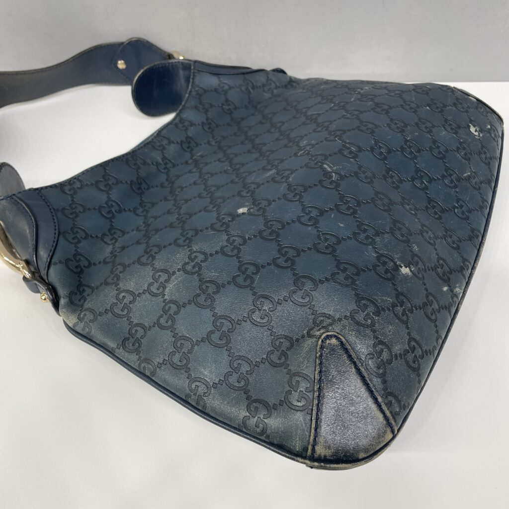 白っぽくかすれたネイビーを深い色に💙|グッチ ショルダーバッグの全体補修