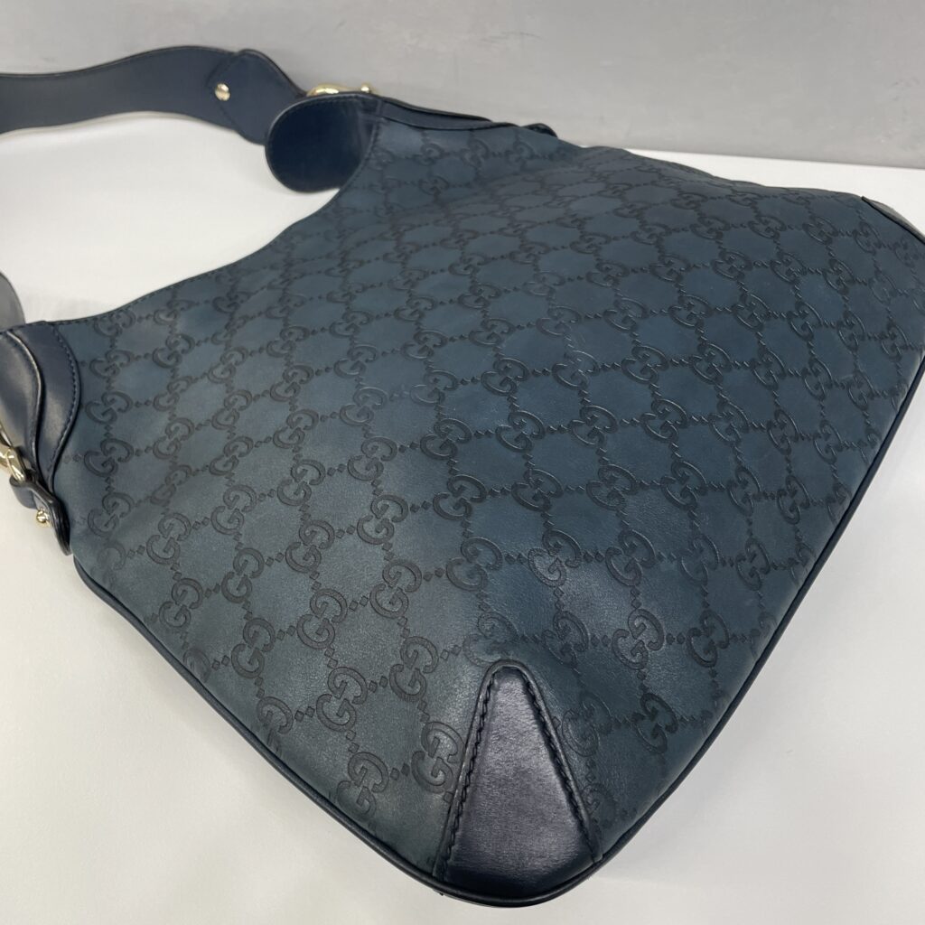 白っぽくかすれたネイビーを深い色に💙|グッチ ショルダーバッグの全体補修